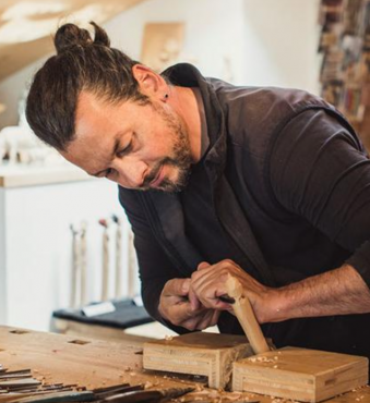 2. Oldies-Apéro  Freitag, 8. August 2025   mit einer Ausstellung vieler lachenden Holzfiguren vom Brienzer Schnitzler Rolf Blöchlinger