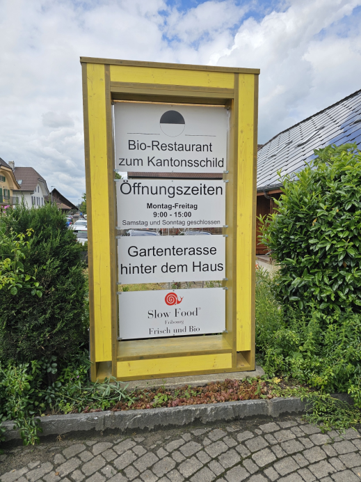 Der neue Kantonsschild Info-Turm steht! (5. Juni 2026)